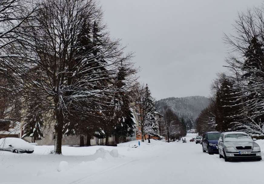 Snijeg napravio probleme: Nastava u Bosanskom Grahovu onlajn, poteškoće u saobraćaju