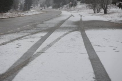 Snježne padavine napravile kolaps: U lančanom sudaru slupano 30 vozila