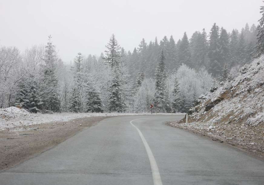 Vozačima se savjetuje oprezna vožnja: Kolovozi mokri, snijeg pada u višim predjelima