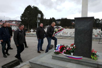 "Dan Republike se s ponosom slavi" Organizacija "Ilidžanski borac" položila vijenac na vojničko groblje u Sokocu