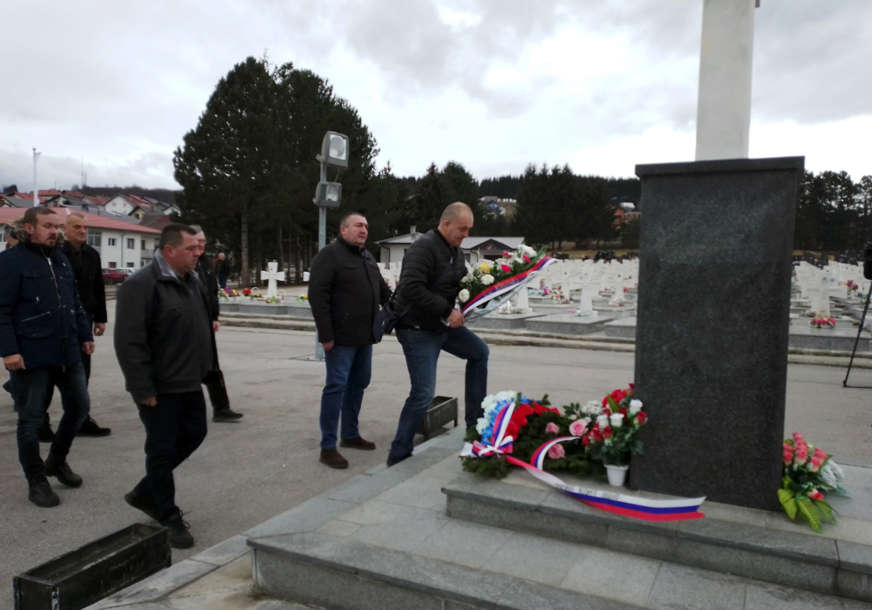 "Dan Republike se s ponosom slavi" Organizacija "Ilidžanski borac" položila vijenac na vojničko groblje u Sokocu