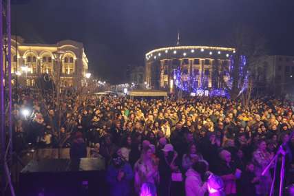 (FOTO) U ČEMU JE ŠTOS Iz najljepših gradova Evrope turisti pohrlili na doček Nove godine u Banjaluku, mada su cijene smještaja paprene