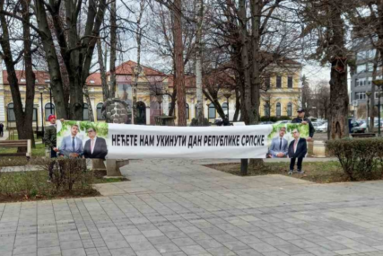"Nećete nam ukinuti Dan Republike Srpske" Građani raširili transparent posvećen Stanivukoviću i Šmitu (FOTO)