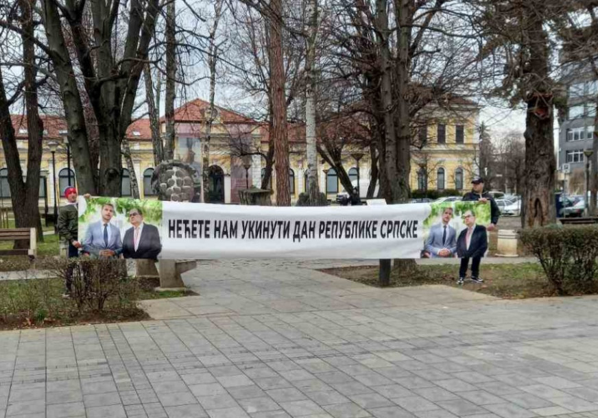 "Nećete nam ukinuti Dan Republike Srpske" Građani raširili transparent posvećen Stanivukoviću i Šmitu (FOTO)