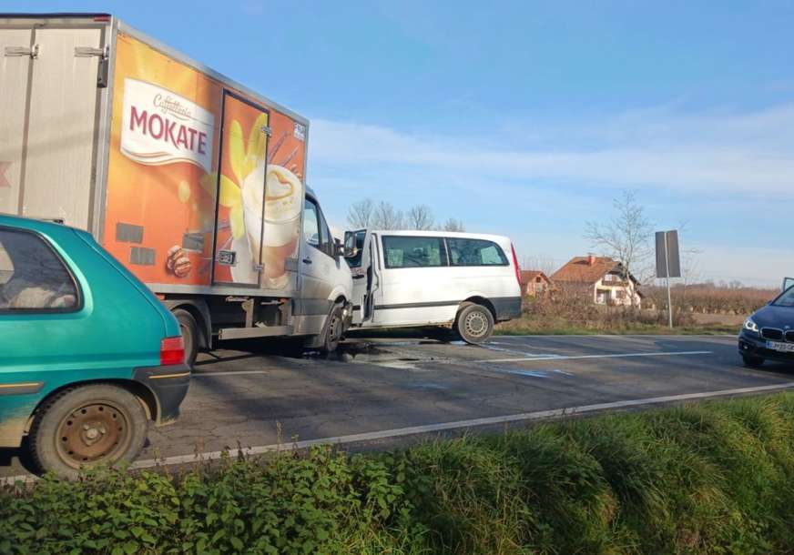 Nesreća na magistralnom putu: Sudar kamiona i kombija na putu Bijeljina - Ugljevik (FOTO)