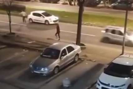 "Hoćeš da nas ubije auto, je l' to hoćeš!?": Muškarac i žena se prvo svađali, on pokušao I da se baci pod vozila (VIDEO)