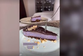 Slatko, zdravo i spremno očas posla: Kremasta torta s crvenim voćem koja se ne peče (VIDEO)