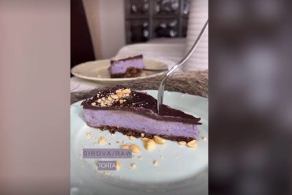 Slatko, zdravo i spremno očas posla: Kremasta torta s crvenim voćem koja se ne peče (VIDEO)