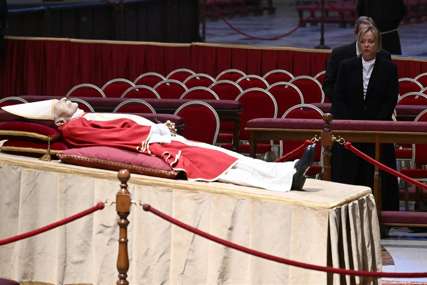 Građani se opraštaju od pape: Tijelo Benedikta XVI izloženo u bazilici sv. Petra u Vatikanu