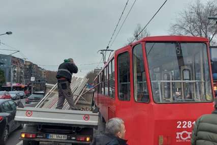 ZAMALO TRAGEDIJA Šipka sa kamiona uletjela u tramvaj, staklo prštalo na sve strane (FOTO)