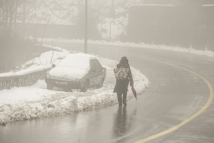 Snijeg izazvao totalni kolaps: Automobili zaglavljeni na putu, skijaši ZAROBLJENI U SMETOVIMA