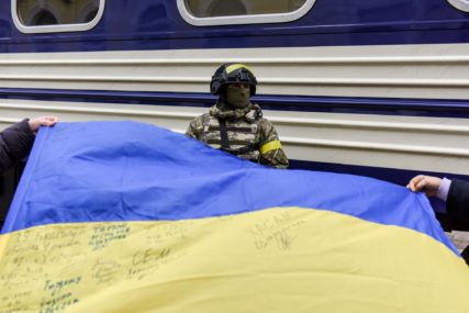 zastavu Ukrajine drži čovjek