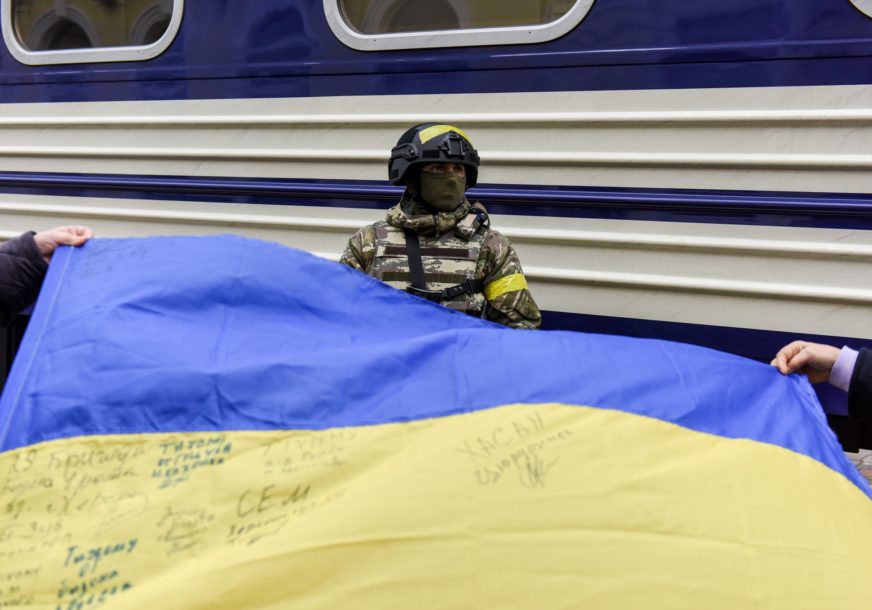 zastavu Ukrajine drži čovjek
