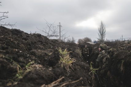 vojnici u rovu u Ukrajini