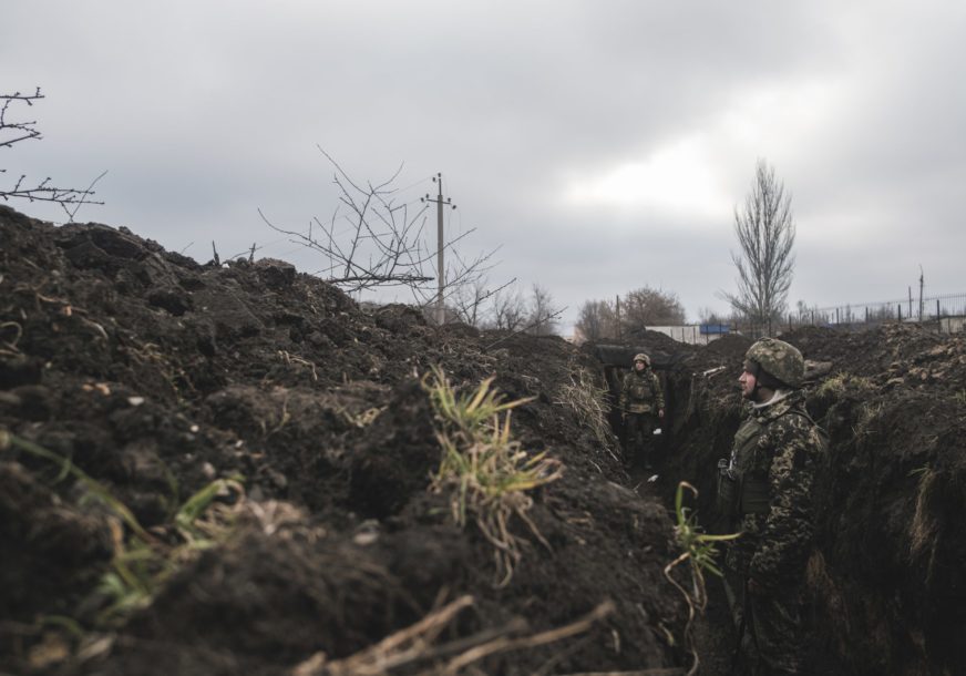 vojnici u rovu u Ukrajini