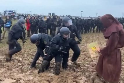 VALJANJE U BLATU Policajci krenuli na aktiviste da ih otjeraju, a onda se zaglavili u mulju (VIDEO)