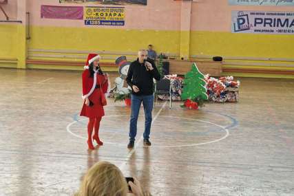 NPS u Kozarskoj Dubici darovao sugrađane: Podijelili 200 paketića za djecu i 20 božićnih pečenica (FOTO)
