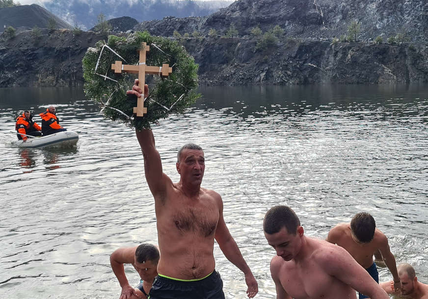 Dobio i zlatnik na poklon: Zdenko Marković prvi doplivao do Časnog krsta u Petrovu (FOTO)
