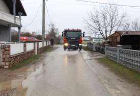 Voda se izlila na kolovoz: Prekinut saobraćaj na regionalnom putu Zvornik-Sapna (FOTO)