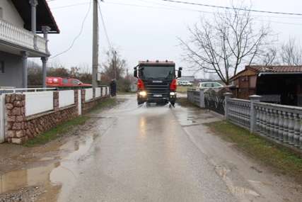 Voda se izlila na kolovoz: Prekinut saobraćaj na regionalnom putu Zvornik-Sapna (FOTO)