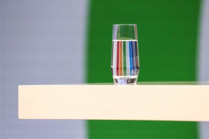 Čaša sa vodom na stolu