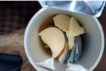 Novac sakrio u kutiju od čipsa: Policija na granici spriječila krijumčarenje 30.000 evra (FOTO)