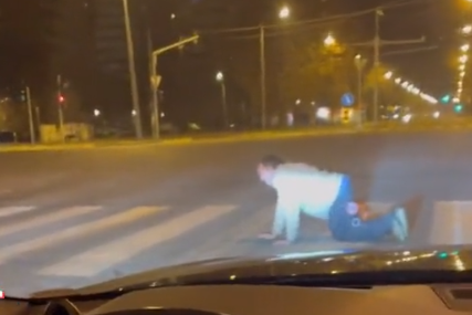 Snimali čovjeka dok PUZEĆI PRELAZI ULICU: Ovakvoj reakciji se nisu nadali (VIDEO)