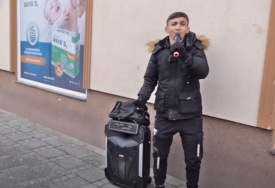 "Bolje pjevati, nego prositi" Mladić živi od svog glasa koji odjekuje glavnom gradskom ulicom (VIDEO)