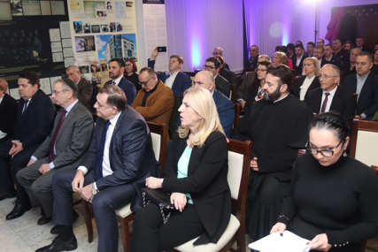 Okupili se visoki zvaničnici Srpske: Počela Memorijalna akademija povodom dana sjećanja na žrtve Holokausta (FOTO)