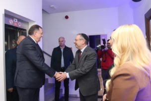Milorad Dodik se rukuje