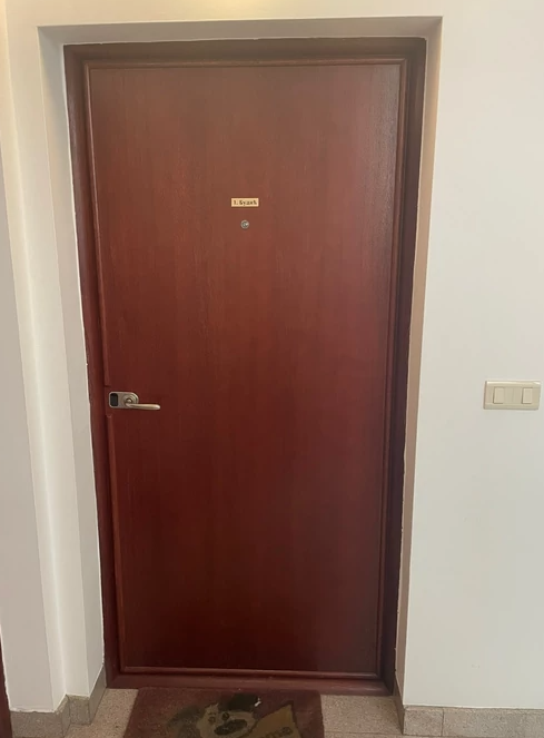 Žena ubola muža u vrat pred djecom
