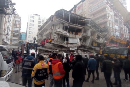 Neumorni spasioci tragaju za preživjelima: Djevojčicu izvukli iz ruševina 47 sati nakon zemljotresa