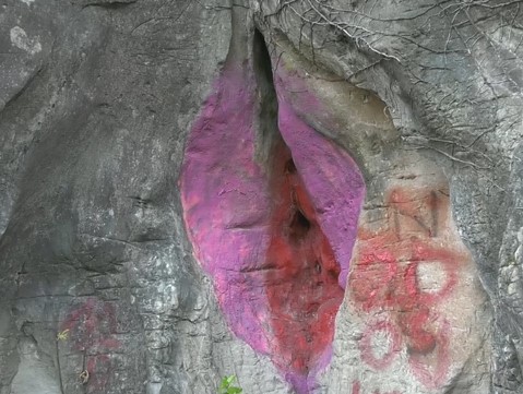 Ženski polni organ uklesan u stijeni kod Tivta