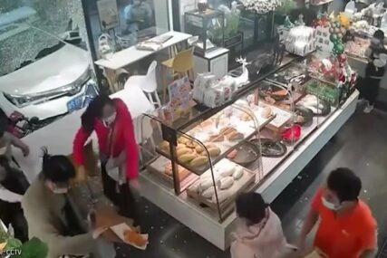 ŠOK SNIMAK Automobil se zakucao u izlog pekare, dok su ljudi mirno sjedili i jeli (VIDEO)