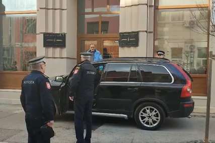 Vukanović optužen za nasilničko ponašanje:  Oduzet mu automobil koji je parkirao ispred ulaza Gradske uprave Trebinje (VIDEO)