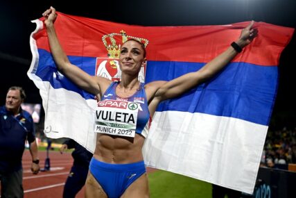 Ivana Vuleta sa zastavom Srbije