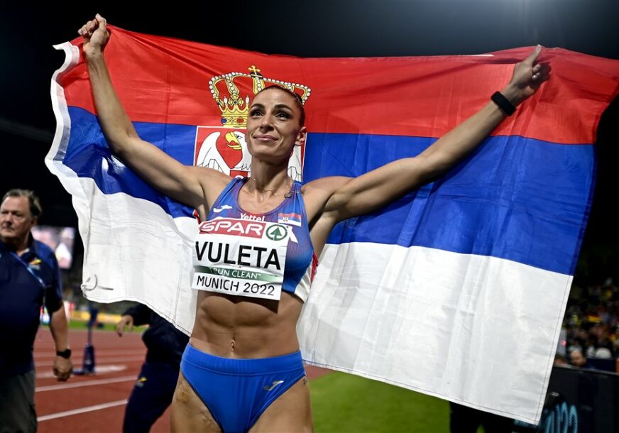 Ivana Vuleta sa zastavom Srbije