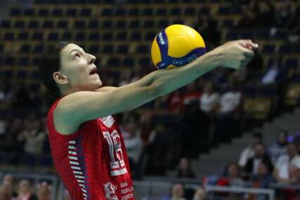 Tijana Bošković udara loptu