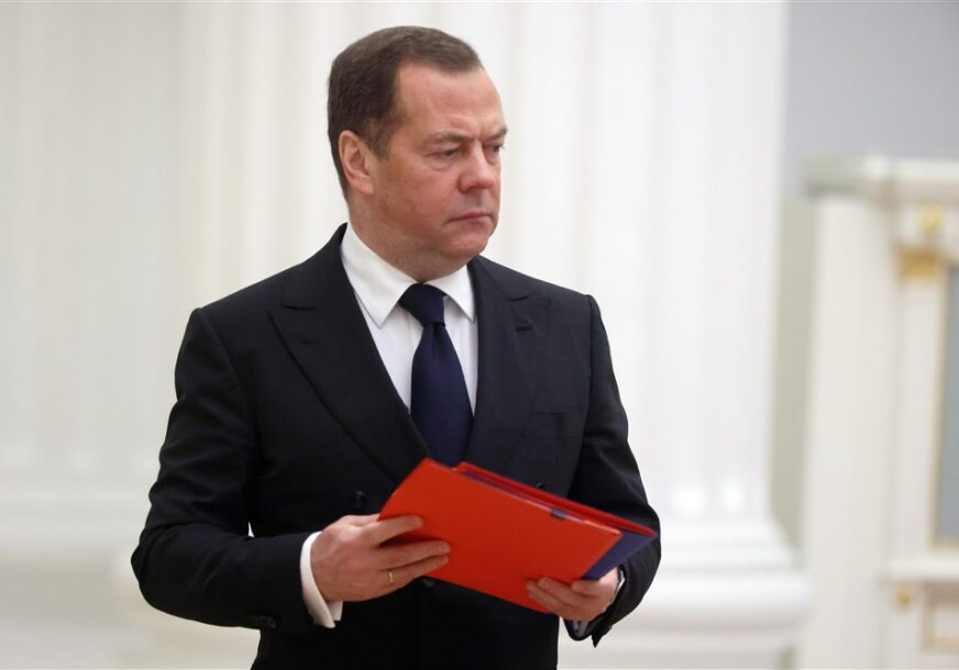 Dmitrij Medvedev drži crvenu fasciklu