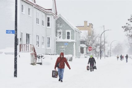 POPUT LEDENOG DOBA Skoro milion ljudi bez struje zbog zimske oluje, led uništio dalekovode (VIDEO)