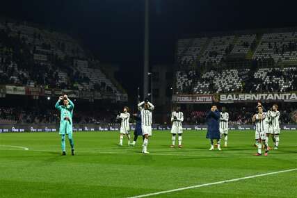 Igrači Juventusa pozdravljaju navijače