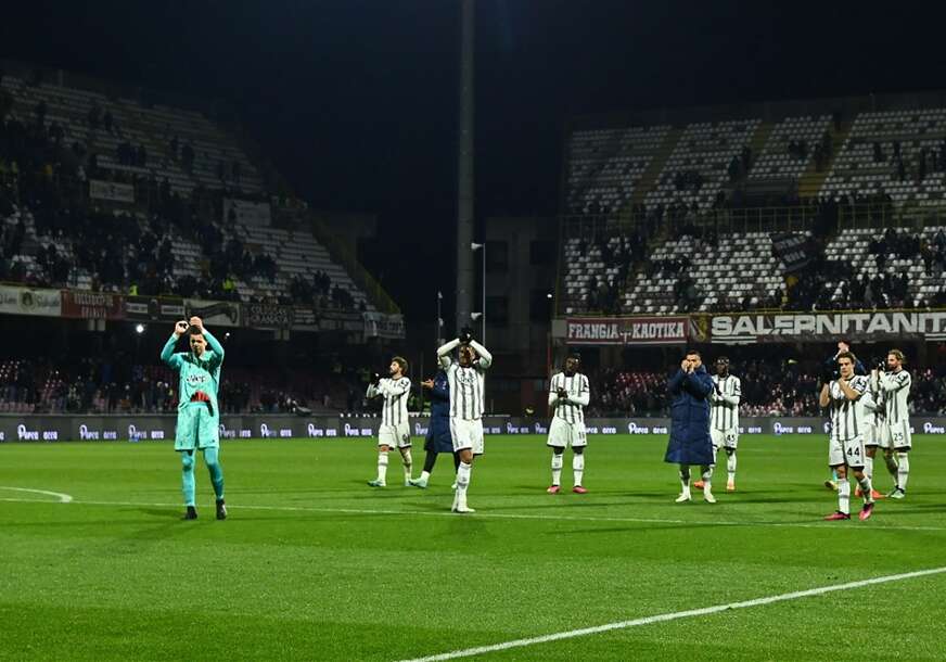 Igrači Juventusa pozdravljaju navijače