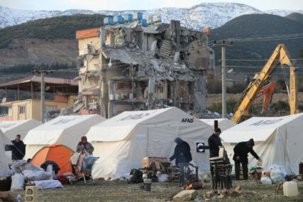 turci u satorim u turskoj pogodjenoj jakim zemljotresom