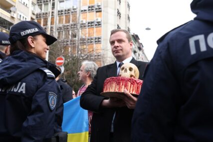 Grupa ukrajinskih aktivista u Beogradu: Ostavili krvavu tortu s lobanjom ispred ruske ambasade (FOTO)
