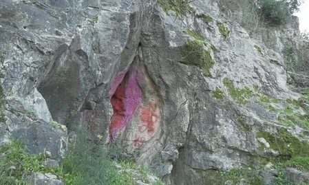 Ženski polni organ uklesan u stijeni kod Tivta