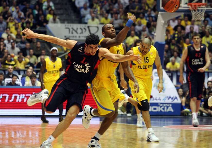 Alan Anderson u dresu Makabija