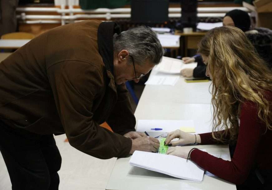 Podaci CIK o izlaznosti do 11 časova: U Tuzli na prijevremenim izborima za gradonačelnika glasalo 5,7 odsto birača, u Bihaću 8,2