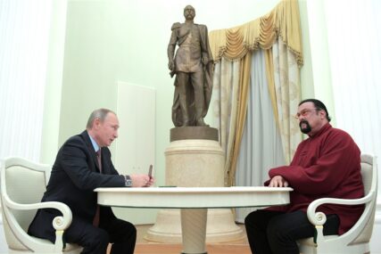 POSEBNO PRIZNANJE GLUMCU Putin odlikovao Stivena Sigala Ordenom prijateljstva