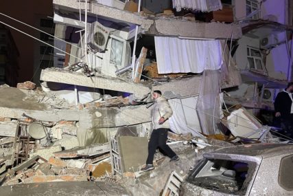 "Ilustracija dana"  Satirični časopis Šarli Ebdo izazvao bijes karikaturom zemljotresa u Turskoj