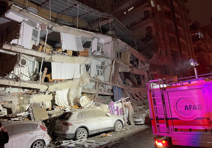 Ruševine zgrade nakon zemljotresa u Turskoj